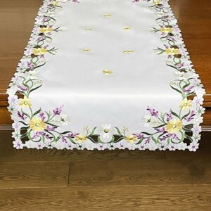 Fehér asztalterítő tavaszi virágokkal Szélesség: 40 cm | Hosszúság: 160 cm